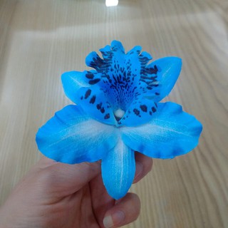 Hoa lan cài tóc cô dâu