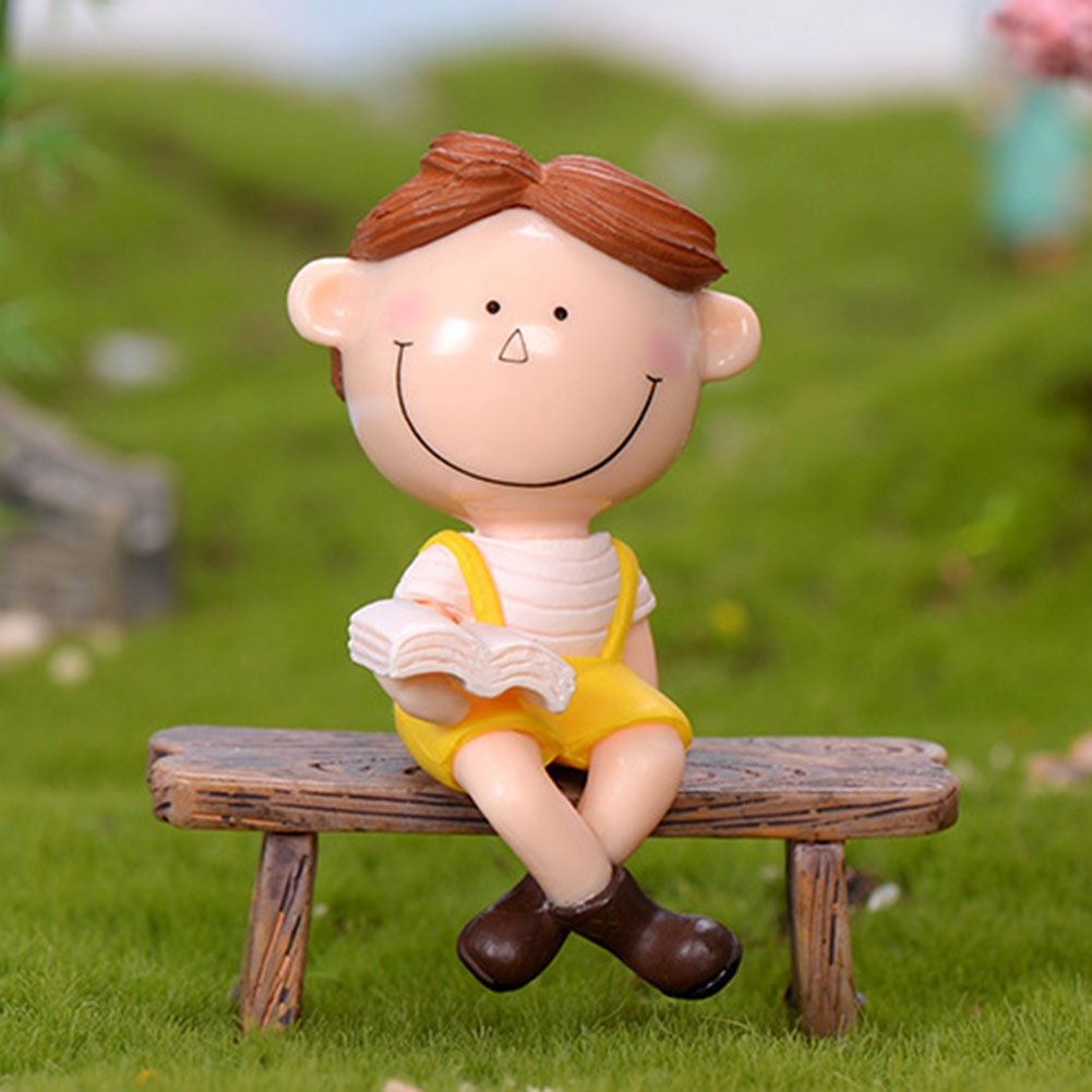 Mô hình bé trai và bé gái ngồi băng ghế trang trí tiểu cảnh DIY dễ thương