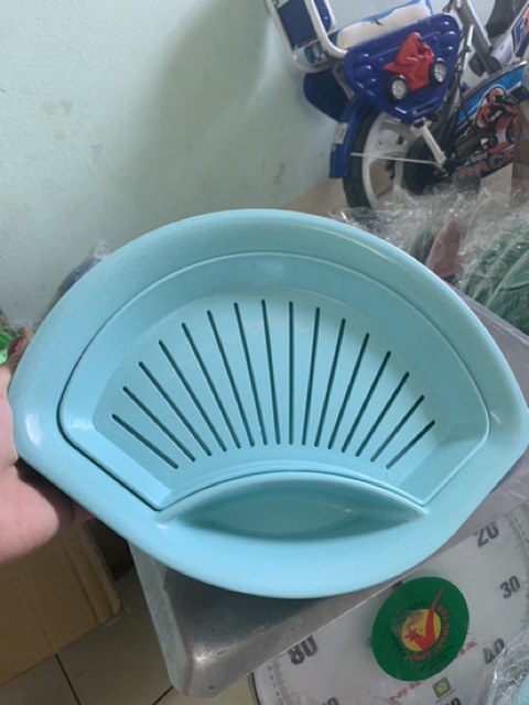 khay đựng thức ăn lúa mạch hình có giá róc nước