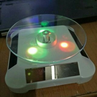 đế xoay trưng bày sử dụng năng lượng mặt trời