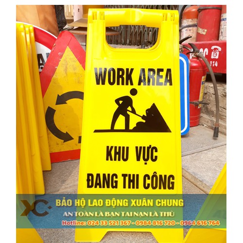 BIỂN BÁO CHỮ A – KHU VỰC ĐANG THI CÔNG – WORK AREA