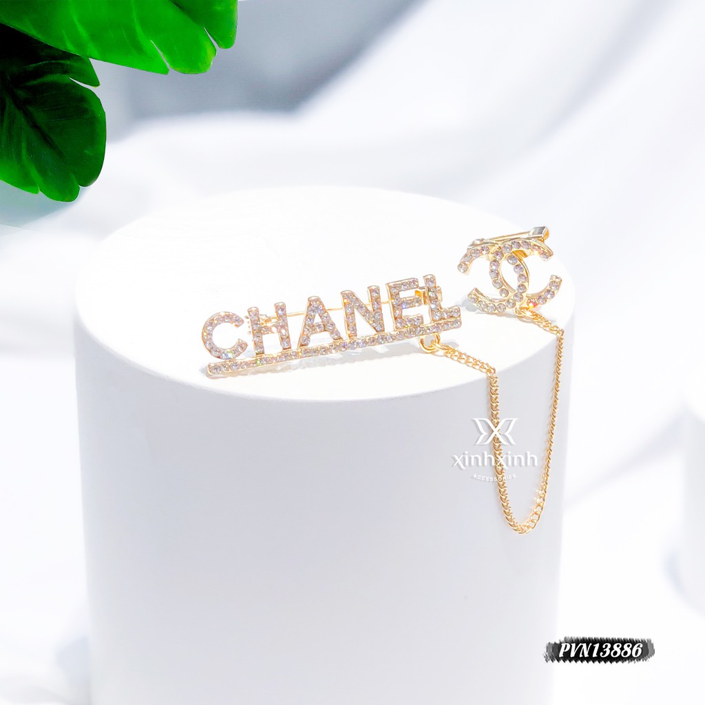 Tag cài áo , phụ kiện cài áo nữ chữ đính hạt sang trọng - Xinh Xinh Accessories