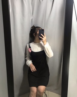 Đầm đen ngực cài hoa tay dài
