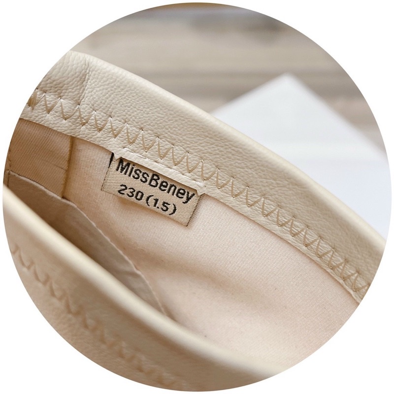 Bốt cổ thấp, hàng da thật sờ mướt tay, đằng sau có khóa tiện lợi, gót dẹt 9f tôn dáng