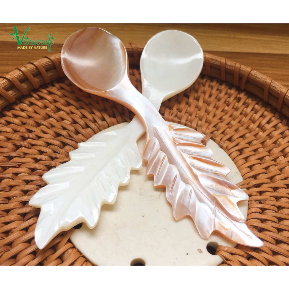 Thìa Lá làm từ 100% ngọc trai thiên nhiên,thiết kế độc đáo.Thích hợp để pha cà phê, trà,...hay làm trang trí bàn ăn.