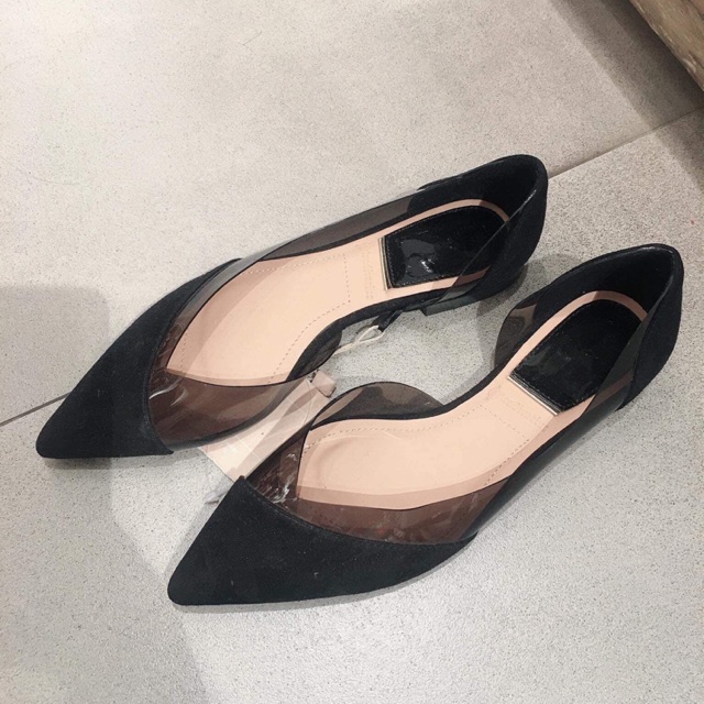 Giày bệt hãng Stra authentic. Lên chán đẹp lắm chị em nhed . Săn sale nấc cuối . Size 36 chân 36,5 và 37 đi vừa chị e ..