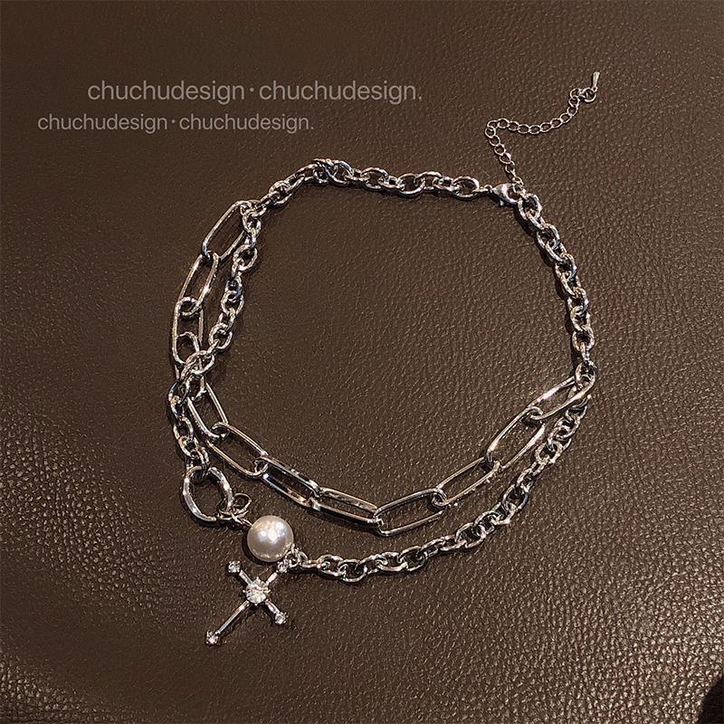 Dây chuyền hai lớp đính ngọc trai phối mặt thánh giá sành điệu