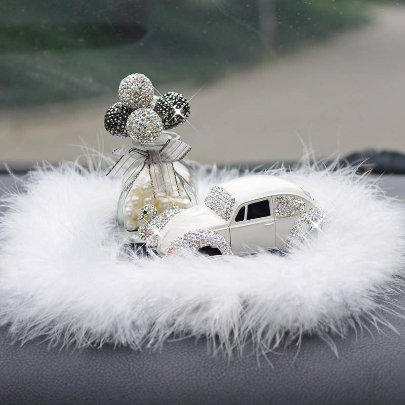 Set Ô Tô Beetle Và Trùm Bóng Đính Đá Trang Trí Taplo Xe Hơi