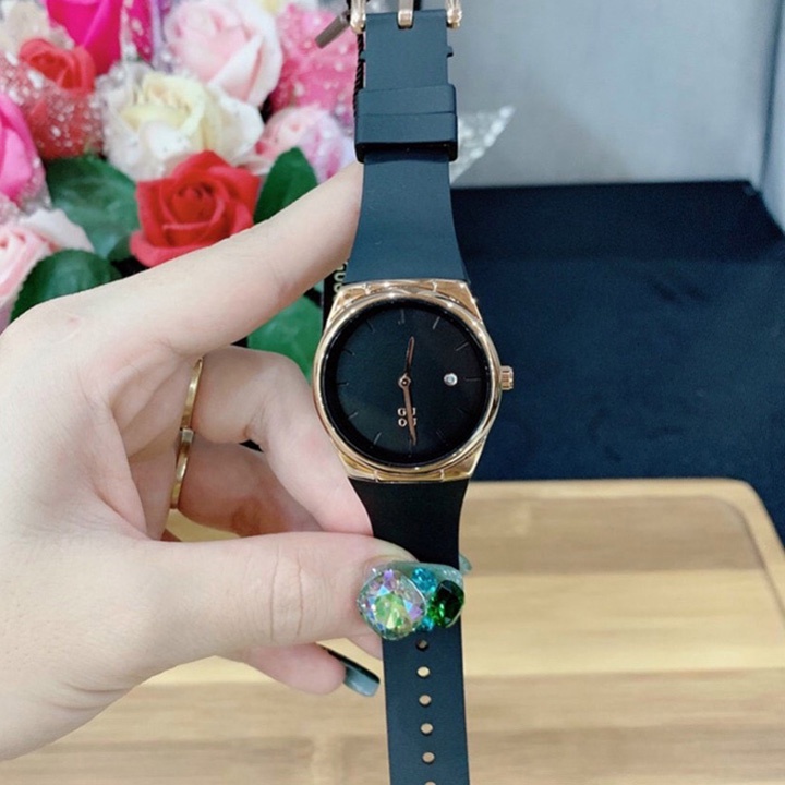 Đồng hồ nữ OneTime thời trang hiện đại, kiểu dáng thon gọn, dây caosu mềm dễ chịu khi đeo, vỏ thép không gỉ cực đẹp