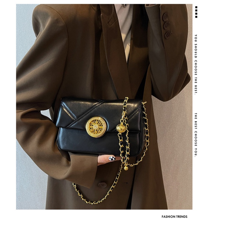 Túi Xách Đeo Vai Kiểu Vuông Nhỏ Phối Dây Xích Thời Trang Cao Cấp Mới