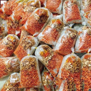 Bánh tráng trộn kèm sốt