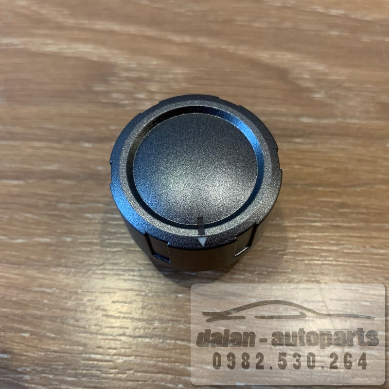 Núm chỉnh hướng gió điều hòa dùng cho xe Ford Escape ( núm nhỏ RH ) - EV9561195A
