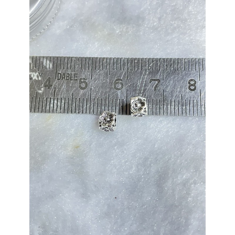 Charm chặn hoa vuông bạc Thái S925