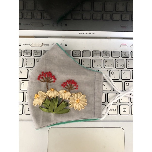 Khẩu trang thêu handmade