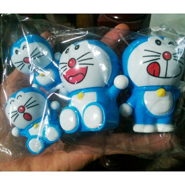 Túi 4 mèo Doraemon trang trí bánh kem trưng bày trong phòng cực xinh