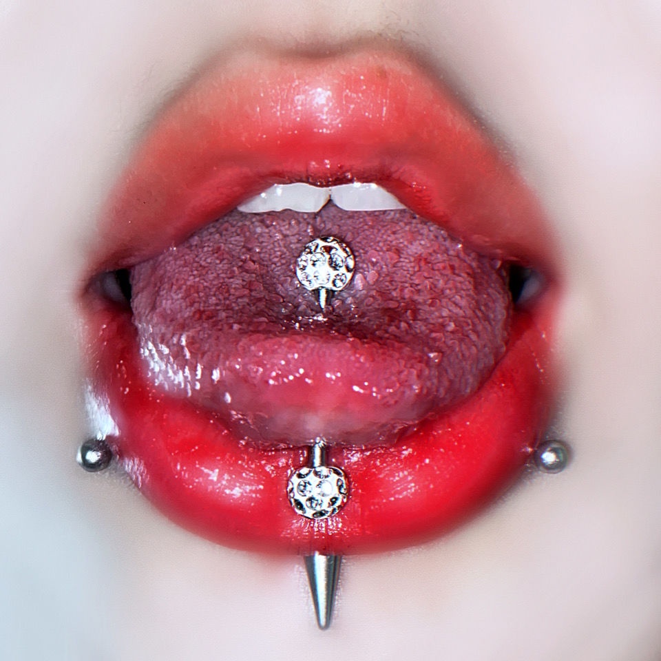 Khuyên lưỡi thay thế phong cách Âu Mỹ cho nữ