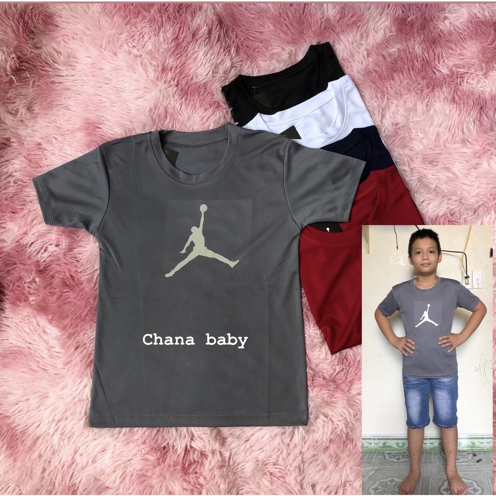 Áo thun trơn cộc tay cho bé trai, bé gái, kiểu dáng ép logo phản quang cậu bé bóng rổ chất thun lạnh size từ 15-50kg