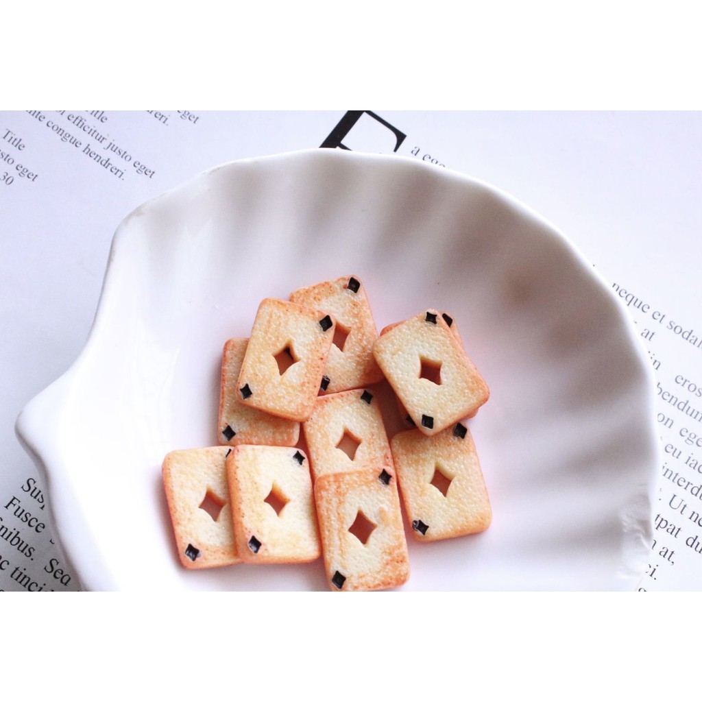 Charm (C57) slime/ Dụng Cụ Charm Trang Trí [Ko Keo &amp; Nút] Hình Lá Bài Màu Vàng (1.3x2.0 cm)