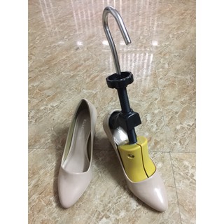 Cây nới rộng giầy cao gót bị chật