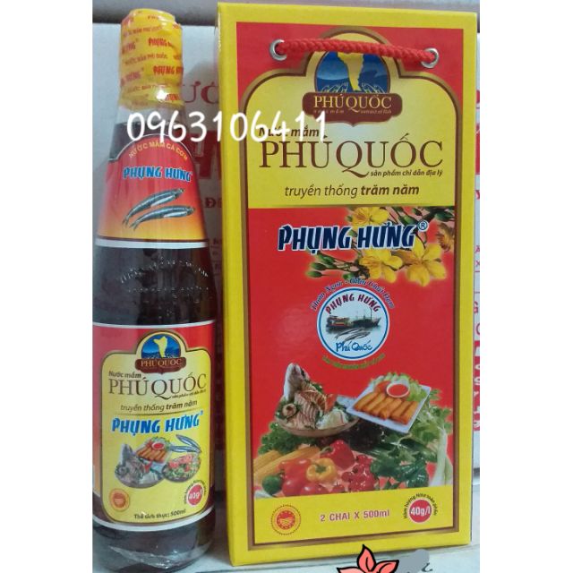 Xách 2 chai nước mắm Phụng Hưng - Phú Quốc