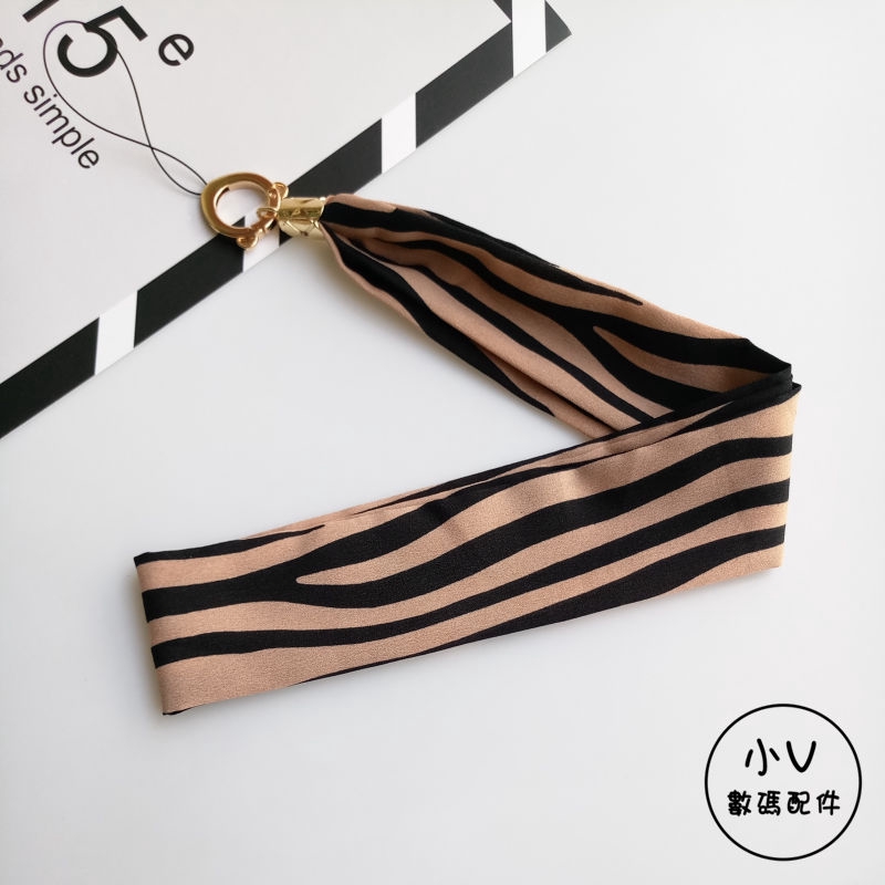 Dây treo điện thoại gắn khăn choàngchấm bi/ rằn ri xinh xắn