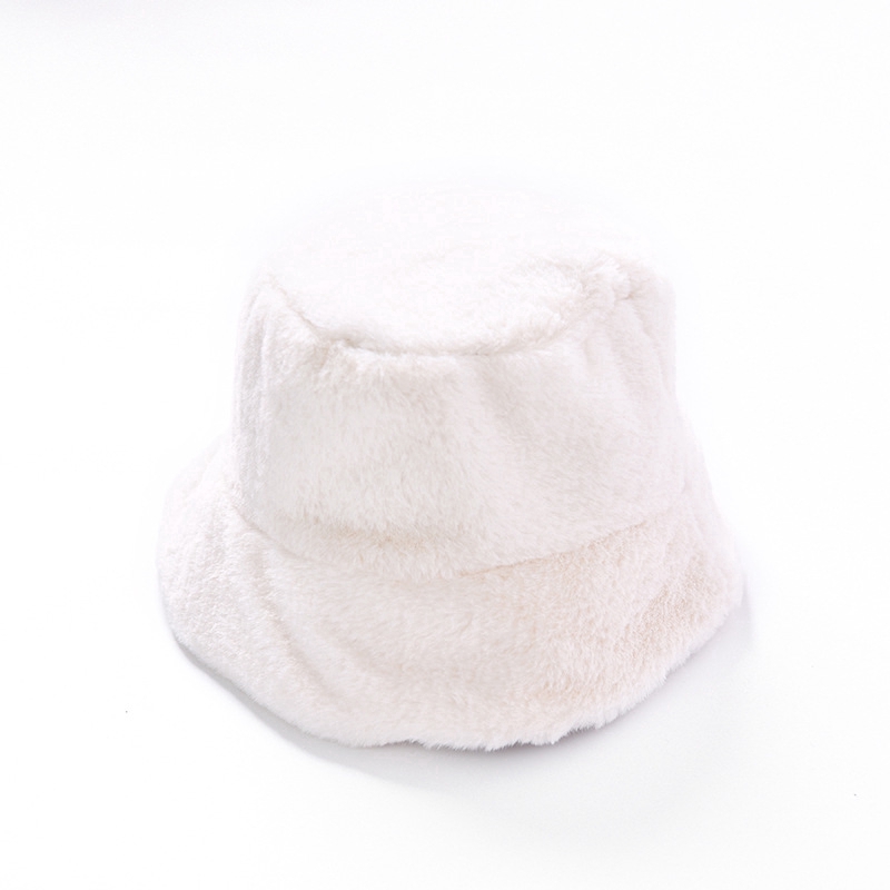 Soft wide-brimmed velvet hat to keep warm in winter style for women