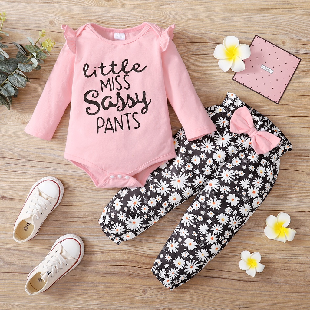 Bộ đồ Mikrdoo áo liền quần màu hồng tay dài hoạ tiết chữ và quần hoa xinh xắn cho bé yêu