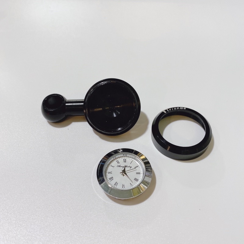 Đồng hồ nhỏ gắn chân kính phải xe máy có sẵn pin, chống nước có thể đi mưa