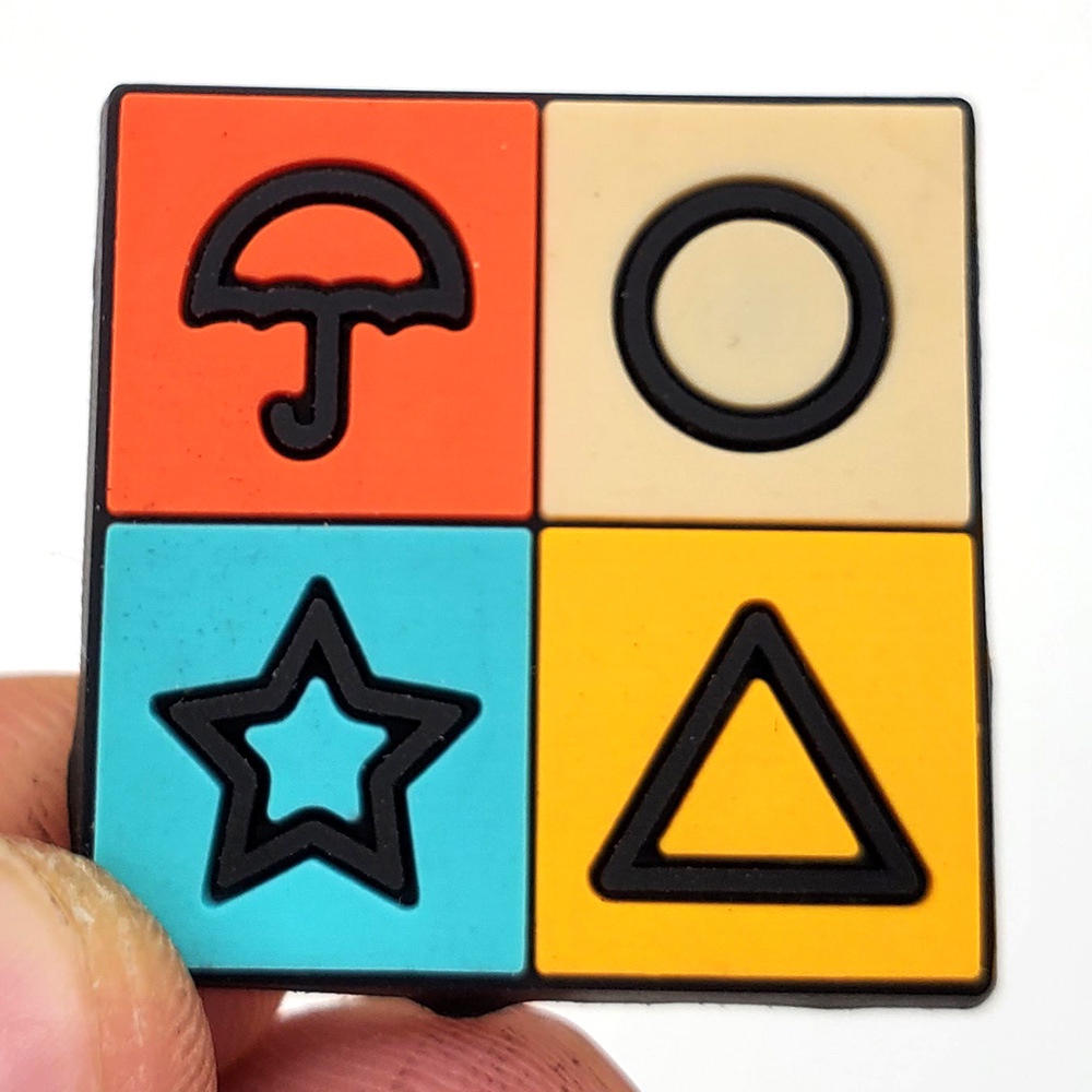 Phụ kiện trang trí dép hình nhân vật trong phim "Squid game"