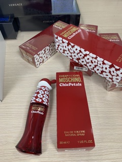 Nước hoa moschino chicpetals 30ml (mất bao kiếng)