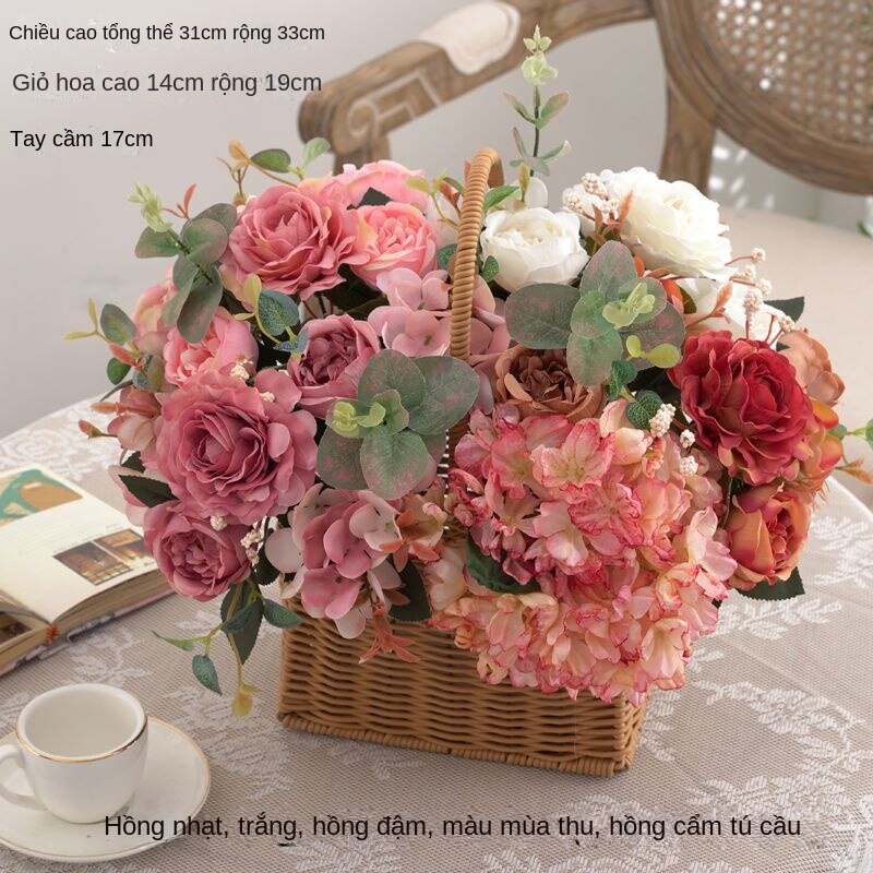 Hoa mô phỏng. Bó hoa mô phỏng màu retro. Hoa cẩm tú cầu. Hoa mẫu đơn trang trí phòng khách tại nhà Hoa giả. Hoa lụa. Bàn ăn và bàn cà phê cắm hoa