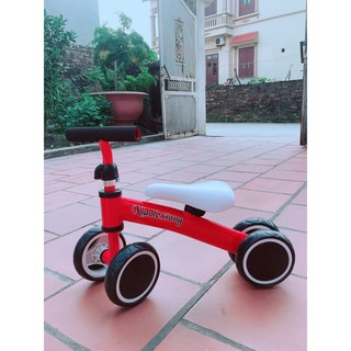 Xe chòi chân giúp bé giữ cân bằng