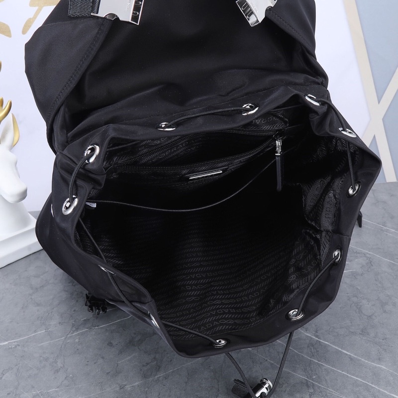 Balo/túi du lịch dây rút cao cấp logo Prada Saffiano có 2 mẫu nhiều ngăn có thể để laptop hàng vip 1-1