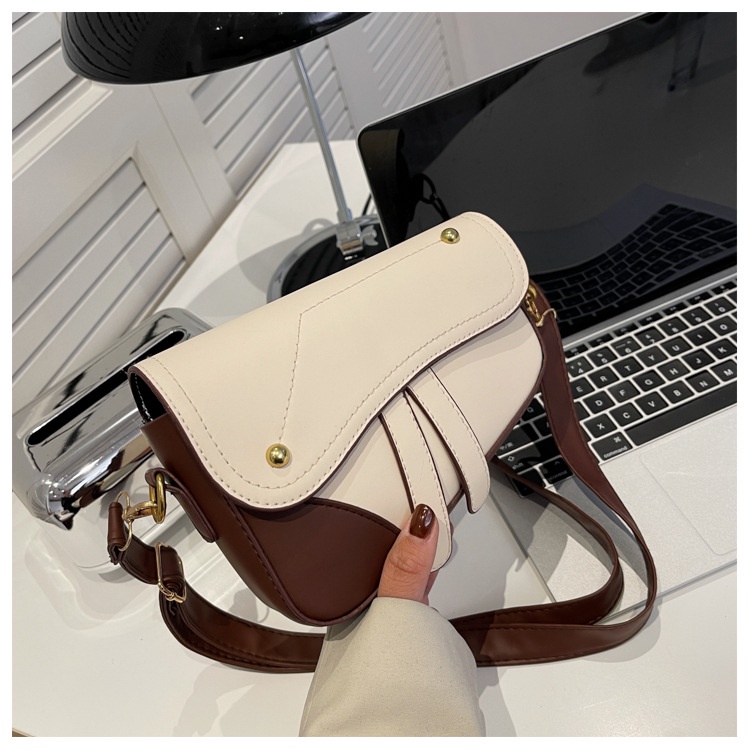 Túi Đeo Vai Hình Yên Ngựa Phối Dây Xích Thời Trang Cao Cấp Cho Nữ