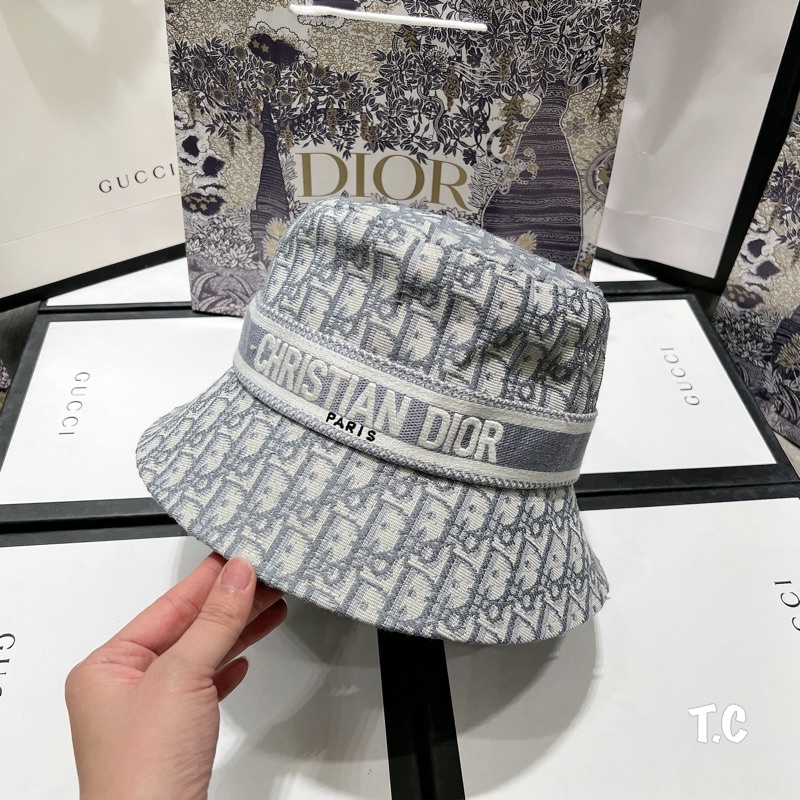 Cặp mũ bucker và lưỡi trai dior đai thêu