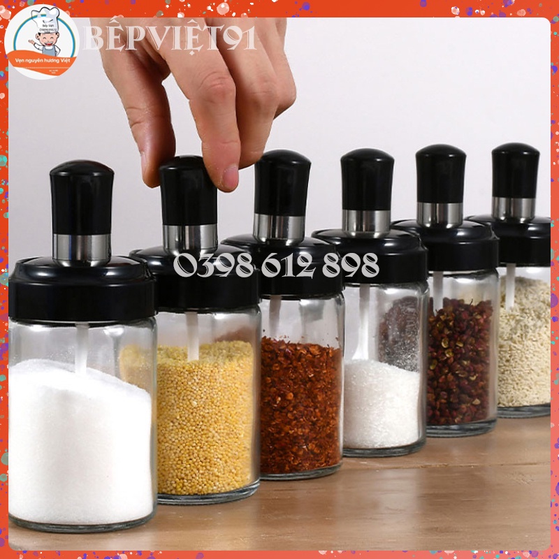 Lọ Đựng Gia Vị Bằng Thủy Tinh Có Kèm Thìa Gắn Với Nắp Tiện Dụng