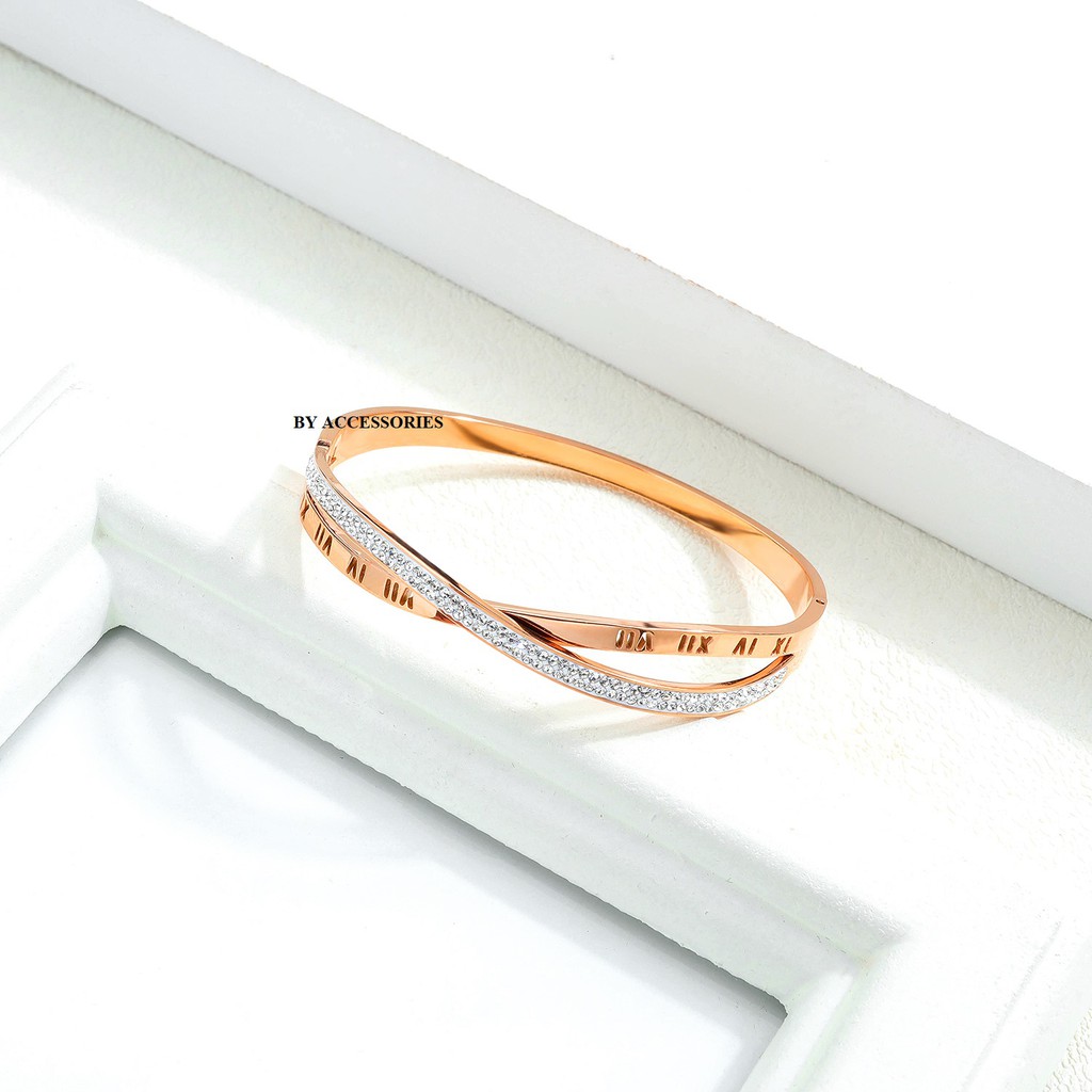 Vòng tay titan đường cắt chéo đính đá khắc số la mã không gỉ