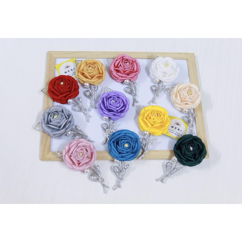 Hoa cài áo handmade mẫu hoa trà có nhụy mix cành kim loại