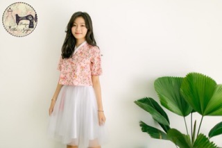 Áo hanbok cách tân hoa nhí