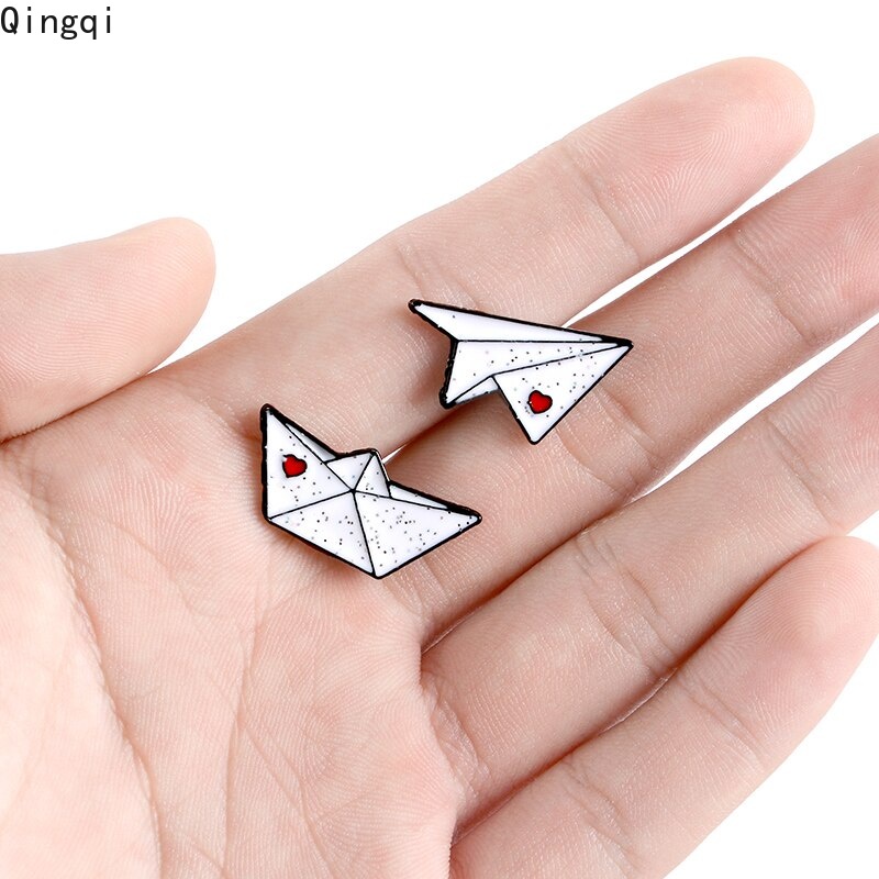 Ghim cài áo Miss Zoe hình máy bay giấy thuyền giấy xinh xắn