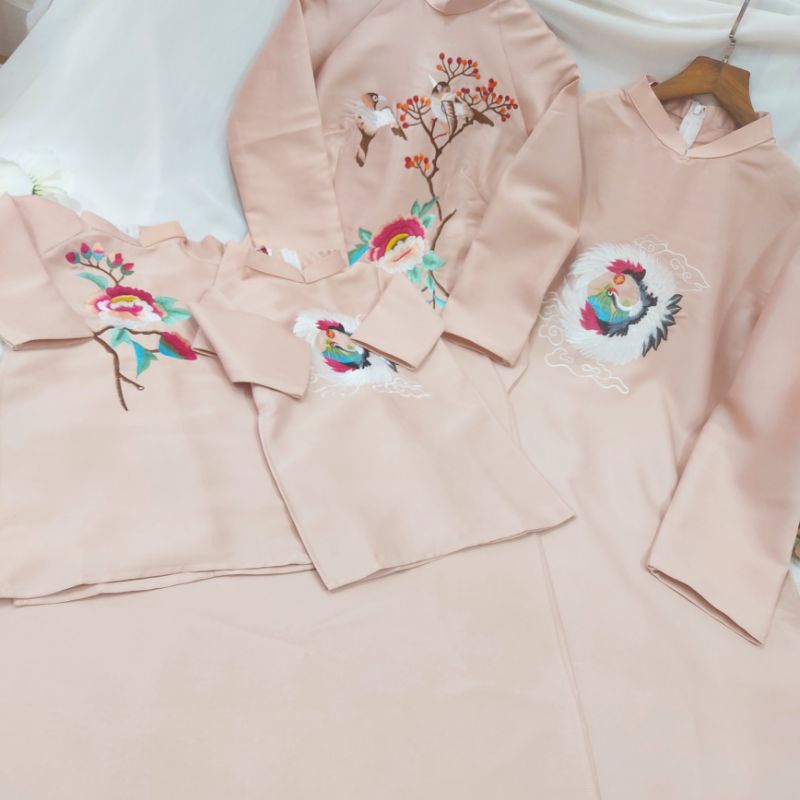 🥰 Siêu phẩm sét áo dài gia đình cách tân  tapta thêu hoa cao cấp đẹp sang chảnh hàng thiết kế. áo dài cao cấp giá rẻ