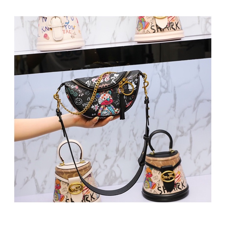 Túi đeo chéo nữ hoạ tiết gấu 2 dây đeo dáng yên ngựa Zuliashop8386