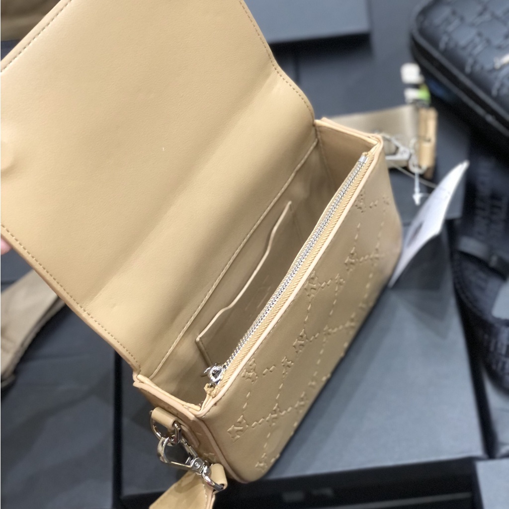 Túi đeo chéo nữ chữ nhật MLB họa tiết monogram NY fullbox size 18