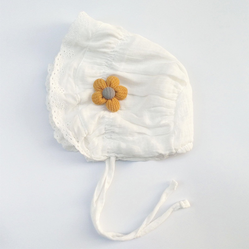 Mũ trắng hoa cúc  vải xô muslin cho bé