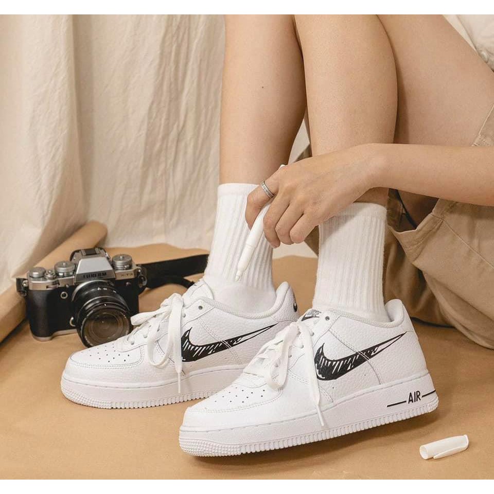 Giày Sneaker Air Force 1 Hàng Chính HãngNike Air Force 1 Sketch Doodle Swoosh White Black [DM3177 100] Simple Sneaker