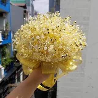 BÓ HOA CƯỚI CÔ DÂU CẦM TAY HẠT TRAI HẠT CHÂU HẠT CƯỜM MÀU TRẮNG KEM ĐIỂM HOA HỒNG RUY BĂNG MÀU VÀNG KEM SANG TRỌNG