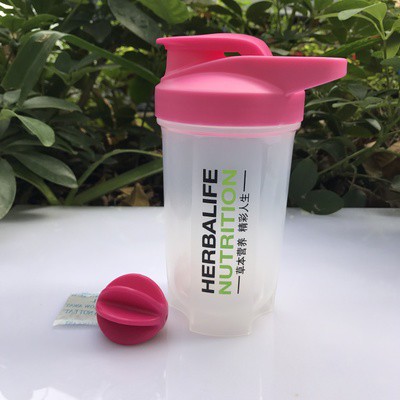 Bình lắc thể thao Herbalife có nắp kèm banh lắc bằng nhựa với dung tích 400ml độc đáo tiện dụng