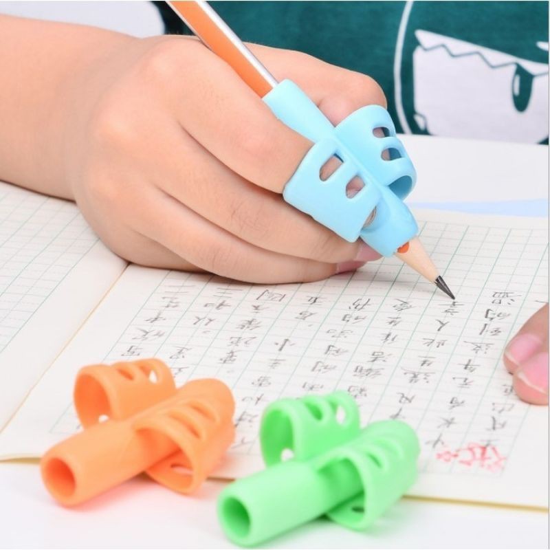Dụng cụ định vị cầm bút silicon 3 NGÓN cao cấp , sản phẩm đủ màu, giúp bé luyện viết chữ - Soleil shop