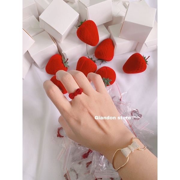Hộp nhung hình quả dâu kèm nhẫn nơ cực xịn xò