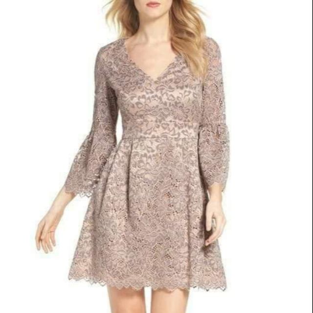 Đầm ren Eliza J tay lỡ xòe nhẹ nhàng